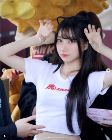 ▲一粒曬出全白裝扮的近況照。(圖/翻攝自Instagram/hin50_mrmr)