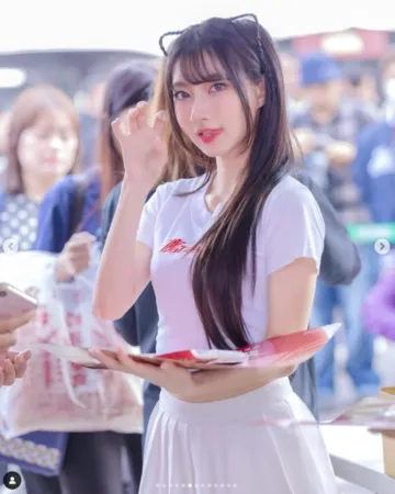 ▲一粒曬出全白裝扮的近況照。(圖/翻攝自Instagram/hin50_mrmr)