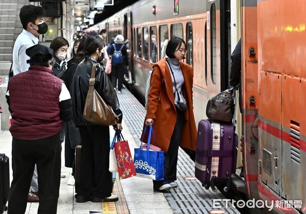 ▲春節疏運,過年,年節,農曆新年,旅客,乘客,車站,返鄉,旅遊,遊客,出遊,國旅,觀光,交通,連假,加班車,台鐵,站務人員,交通,大眾運輸,雙鐵,火車,鐵道,月台,乘客,通勤,旅客,鐵路,列車,台北火車站,口罩,防疫,北車,春節返鄉人潮。(圖/記者李毓康攝)
