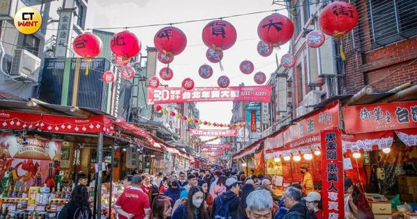 春節期間許多人會去年貨大街採買。(圖/趙文彬攝)