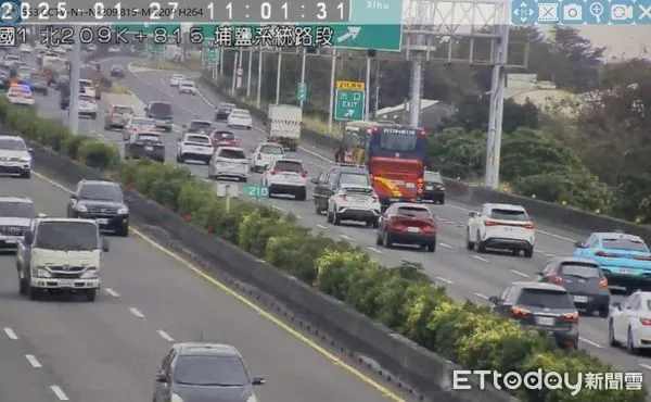 ▲▼小年夜國1南向210公里處發生2輛小客車追撞事故,占用內線車道。(圖/高公局提供)