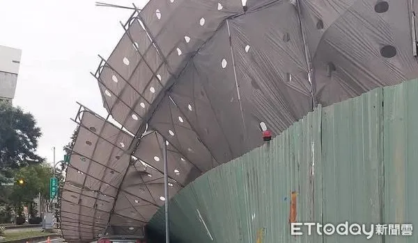 ▲▼ 嘉義工地鷹架倒塌 。(圖/記者翁伊森翻攝)