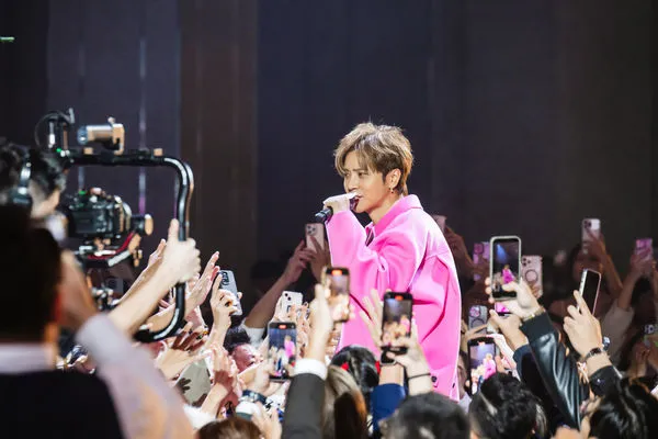 ▲羅志祥炸翻全場,現場陷入瘋狂。(圖/李老闆直播集團)