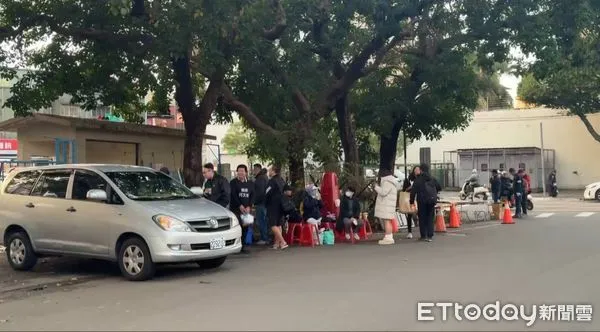 ▲北所外小草開始聚集,要陪阿北一起過小年夜。(圖/記者劉亮亨攝)