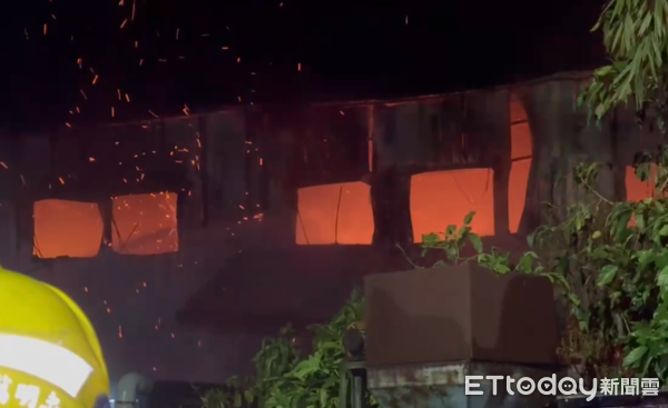 ▲▼快訊/台南工廠除夕凌晨火警 2樓建物全面燃燒!消防射水搶救中。(圖/記者林東良翻攝)