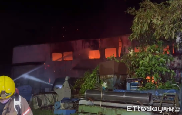 ▲▼快訊/台南工廠除夕凌晨火警 2樓建物全面燃燒!消防射水搶救中。(圖/記者林東良翻攝)