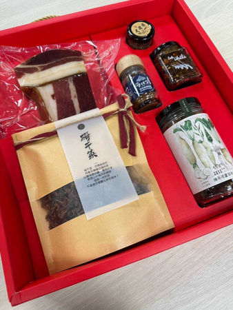 裕隆集團的春節禮盒裡,台灣各地在地小農的特色農產品,嚴陳莉蓮說,「要讓大家看見台灣好味道。」(圖/裕隆提供)
