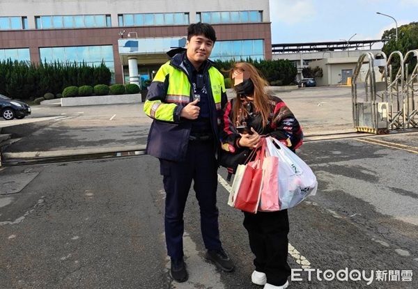 ▲羅莎頻頻向警方致謝,直呼臺灣的警察效率真高。(圖/龍潭警分局提供)