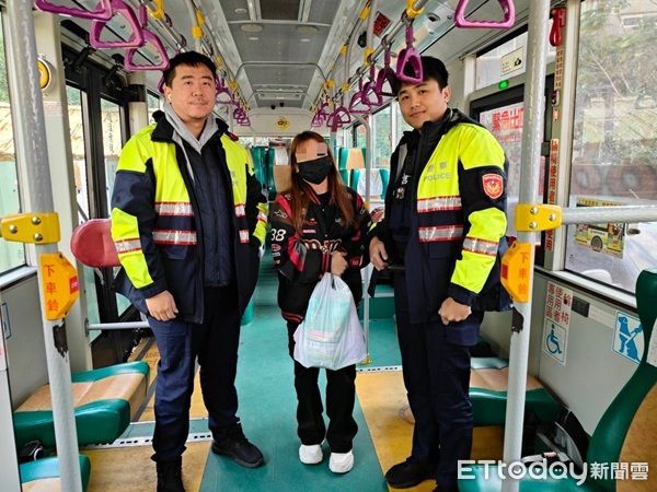 ▲羅莎看到員警在公車上將遺失的物品尋獲,當場喜極而泣 。(圖/龍潭警分局提供)