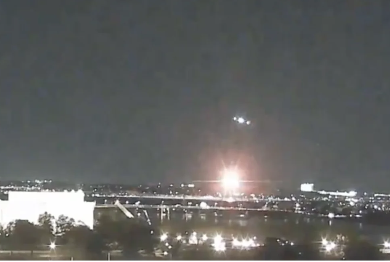 ▲▼美國客機與黑鷹直升機相撞,生死不明。(圖/X/@nicksortor)