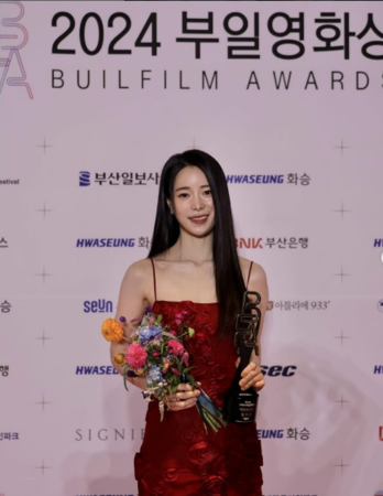 ▲林智妍當時在台上拍手的畫面惹議。(圖/翻攝自韓網、林智妍IG)