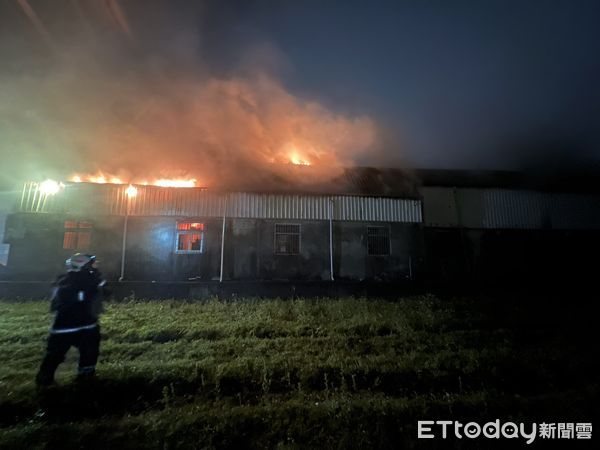 ▲▼快訊/台南仁德除夕夜傳火警 消防射水搶救中。(圖/記者林東良翻攝)