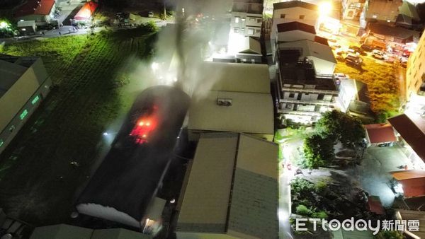 ▲▼快訊/台南仁德除夕夜傳火警 消防射水搶救中。(圖/記者林東良翻攝)