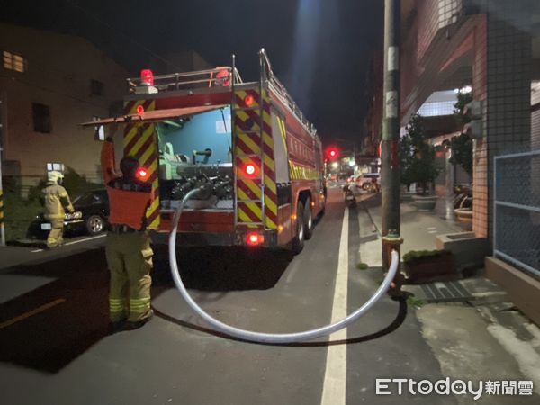 ▲▼快訊/台南仁德除夕夜傳火警 消防射水搶救中。(圖/記者林東良翻攝)