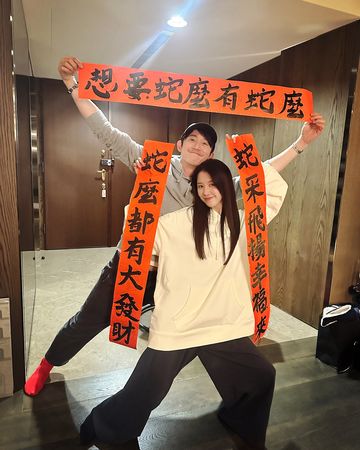 ▲邵雨薇、吳慷仁久違同框放閃。(圖/翻攝自邵雨薇臉書)