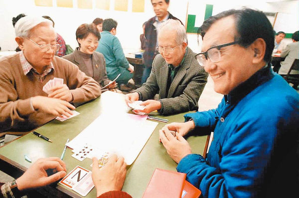 熱愛橋牌的張忠謀,曾與沈君山搭檔參加比賽。(圖/報系資料照)