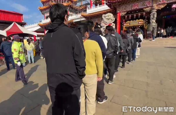 ▲台南安南區鹿耳門正統聖母廟大年初一春節摸春牛活動,吸引大批信徒排隊搶著春牛,保平安。(圖/記者林東良翻攝,下同)