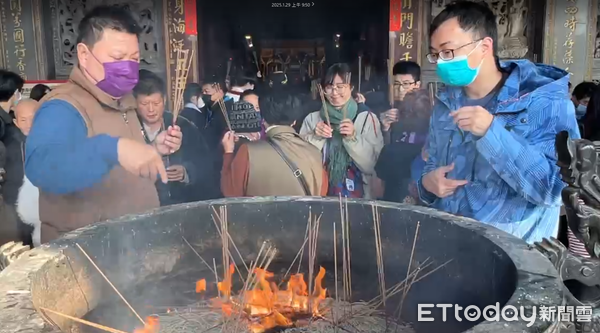 ▲台南安南區鹿耳門正統聖母廟大年初一春節摸春牛活動,吸引大批信徒排隊搶著春牛,保平安。(圖/記者林東良翻攝,下同)