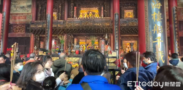 ▲台南安南區鹿耳門正統聖母廟大年初一春節摸春牛活動,吸引大批信徒排隊搶著春牛,保平安。(圖/記者林東良翻攝,下同)