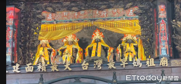 ▲台南安南區鹿耳門正統聖母廟大年初一春節摸春牛活動,吸引大批信徒排隊搶著春牛,保平安。(圖/記者林東良翻攝,下同)