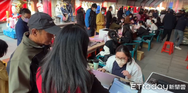 ▲台南安南區鹿耳門正統聖母廟大年初一春節摸春牛活動,吸引大批信徒排隊搶著春牛,保平安。(圖/記者林東良翻攝,下同)