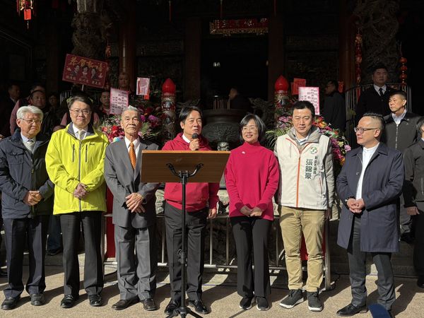 ▲▼大年初一,民進黨立委蘇巧慧、民進黨秘書長林右昌同台,頗有綠營2026新北市長內戰的味道。(圖/記者陶本和翻攝)