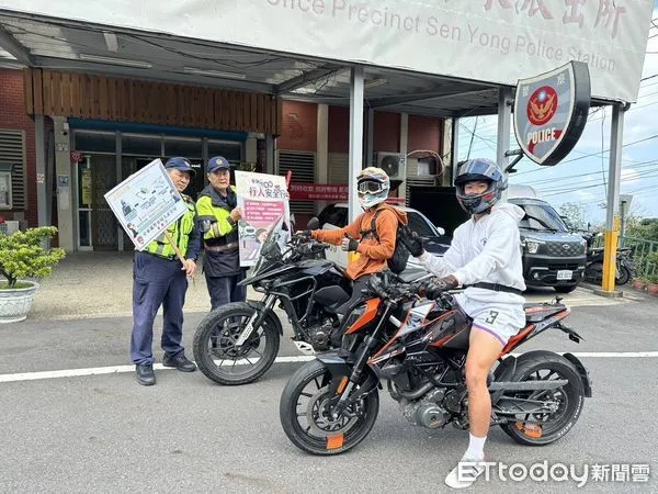 ▲警遇見機車環島車隊熱情招待不忘宣導。(圖/記者楊漢聲翻攝)