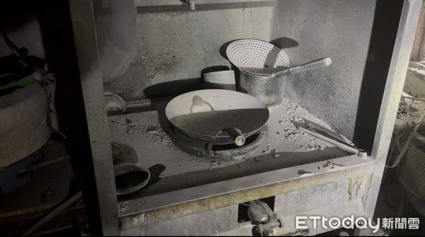 ▲新北金山老街油鍋起火。(圖/記者郭世賢翻攝)