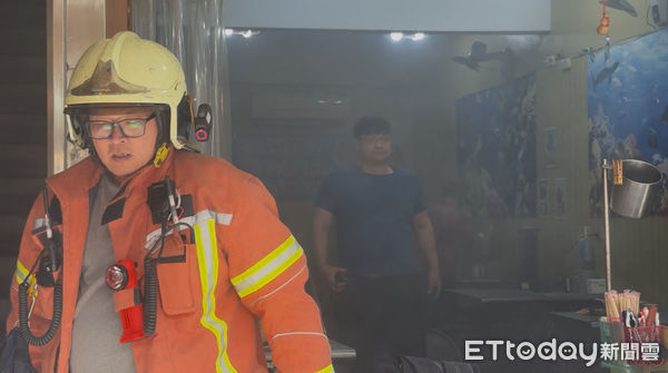 ▲新北金山老街油鍋起火。(圖/記者郭世賢翻攝)