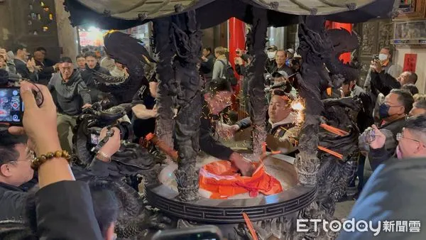 ▲▼ 翁章梁除夕夜赴義竹拜年,奉天宮搶頭香,朴子廟宇參拜、開廟門 。(圖/嘉義縣政府提供)