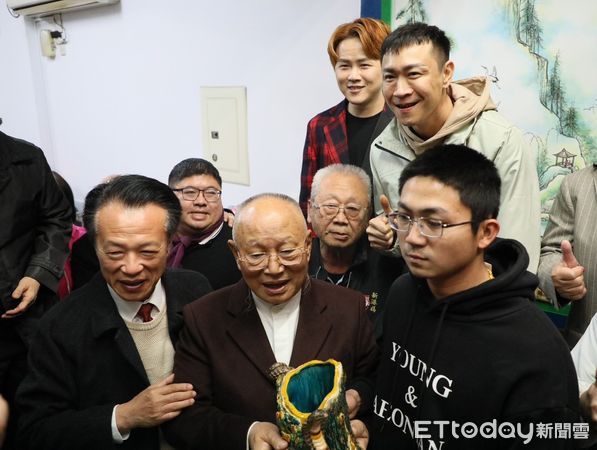 ▲▼ 翁章梁除夕夜赴義竹拜年,奉天宮搶頭香,朴子廟宇參拜、開廟門 。(圖/嘉義縣政府提供)