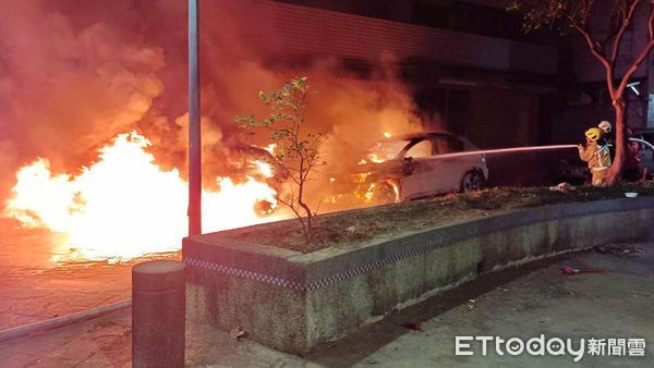 ▲基隆土地公廟旁2轎車陷火海。(圖/記者郭世賢翻攝)