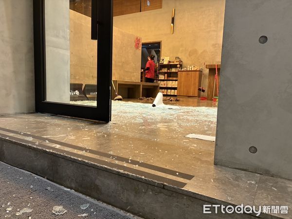 ▲▼北市按摩店大年初一遭砸!大門玻璃全碎滿地...櫃檯也遭殃。(圖/記者邱中岳攝)