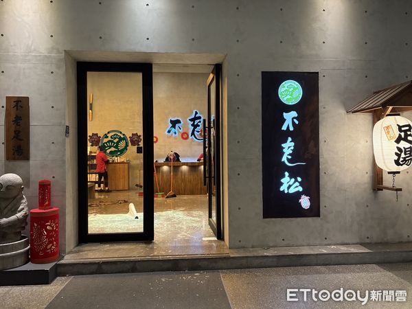 ▲▼北市按摩店大年初一遭砸!大門玻璃全碎滿地...櫃檯也遭殃。(圖/記者邱中岳攝)