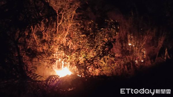 ▲▼金門初一暗夜田野火警。(圖/記者林名揚翻攝)