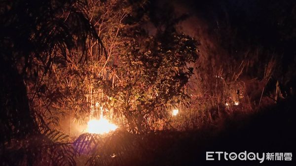 ▲▼金門初一暗夜田野火警。(圖/記者林名揚翻攝)