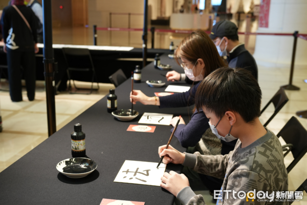 ▲中台世界博物館推出新春系列活動,大年初三邀民眾一起書寫展示《心經》牆。(圖/中台世界博物館提供,下同)