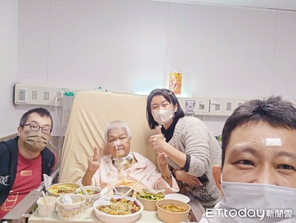 ▲▼婦人車禍嚴重開刀住院復健,一家人將年夜飯搬進病房與母親團圓。(圖/宏仁醫院提供)