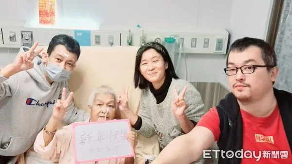 ▲▼婦人車禍嚴重開刀住院復健,一家人將年夜飯搬進病房與母親團圓。(圖/宏仁醫院提供)