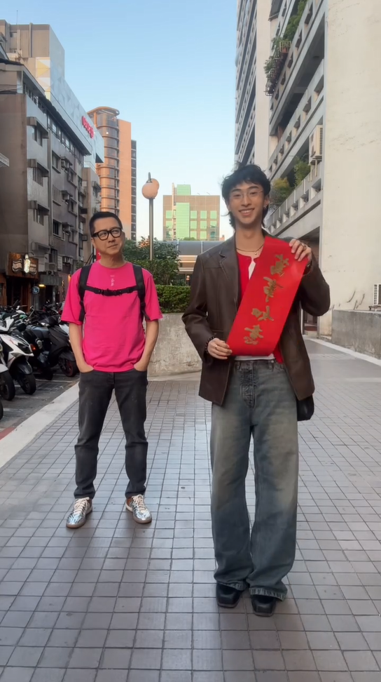 ▲▼小哈利同框庾澄慶「你不要臭臉」父子鬥嘴笑翻網。(圖/翻攝自Instagram/sprinkle_my_tinkle)