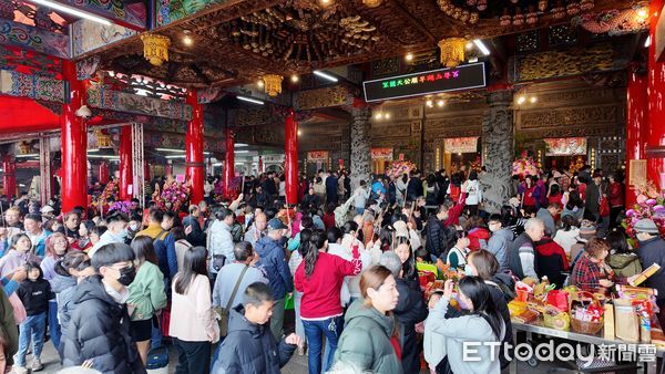 ▲▼過年走春,宜蘭,天公廟,草湖玉尊宮,兒童玩仙女棒。(圖/記者姜國輝攝)