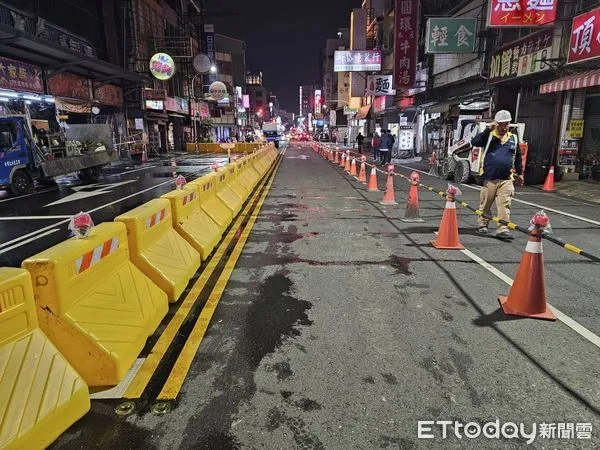 ▲台南市中西區來亞大樓部分外牆磁磚完成拆除,考量用路民眾安全,決定暫時封閉府前路、大智街等部分路段。(圖/記者林東良翻攝,下同)