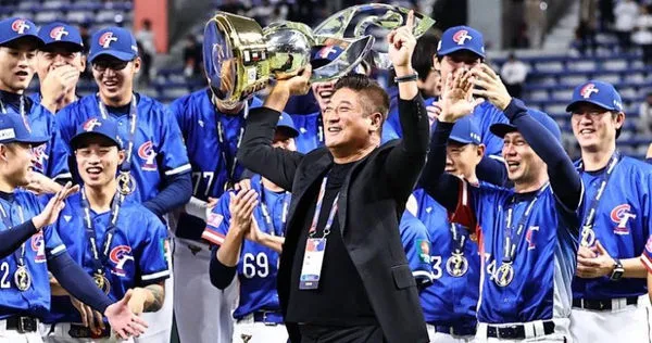 中信金辜仲諒熱愛棒球,且以實際行動豪發獎金激發選手奪勝信心,以2024世界12強賽為例,他允諾每場勝利1000萬獎金、奪冠再加發3000萬共累積達7000萬元壯舉。(圖/翻攝自中信兄弟fans club臉書)