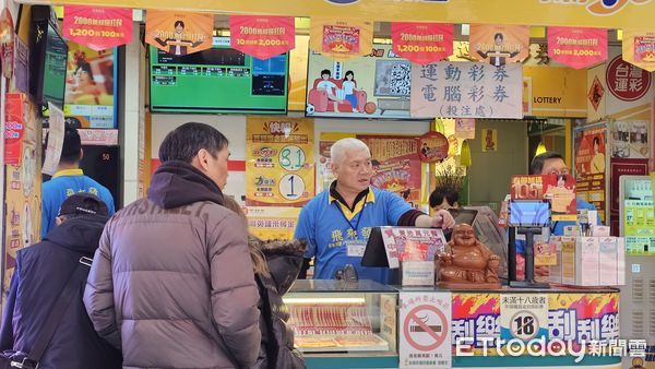 ▲▼大年初三彩券行人氣刮刮樂大樂透買氣人潮絡繹不絕。(圖/記者呂佳賢攝)