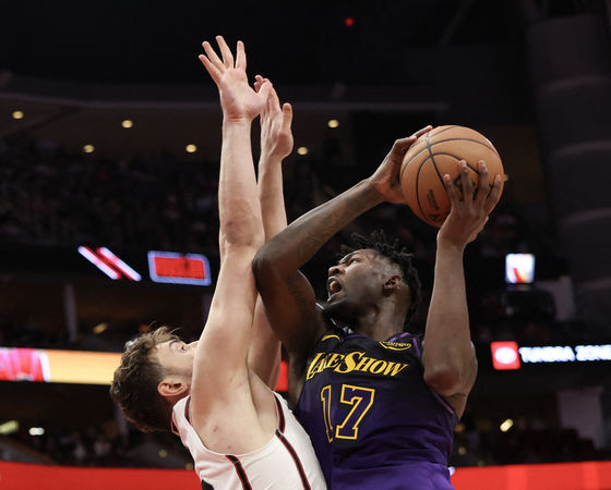 ▲▼湖人3D側翼新援芬尼-史密斯、天王詹姆斯。(圖/路透)