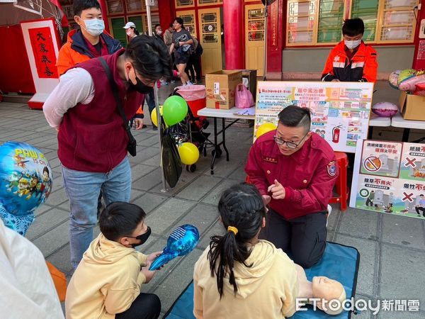 ▲台南消防局第六大隊土城消防分隊於大年初二及初三,在正統鹿耳門聖母廟舉辦防範一氧化碳中毒、防火及CPR宣導活動。(圖/記者林東良翻攝,下同)