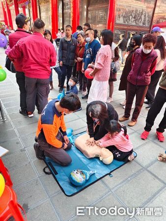▲台南消防局第六大隊土城消防分隊於大年初二及初三,在正統鹿耳門聖母廟舉辦防範一氧化碳中毒、防火及CPR宣導活動。(圖/記者林東良翻攝,下同)