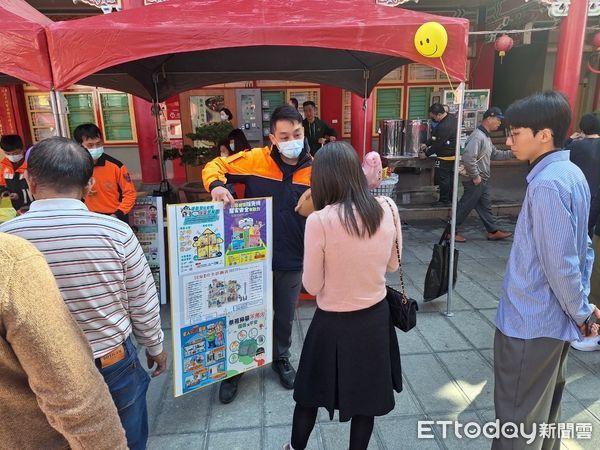 ▲台南消防局第六大隊土城消防分隊於大年初二及初三,在正統鹿耳門聖母廟舉辦防範一氧化碳中毒、防火及CPR宣導活動。(圖/記者林東良翻攝,下同)