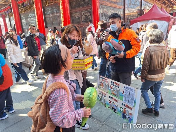 ▲台南消防局第六大隊土城消防分隊於大年初二及初三,在正統鹿耳門聖母廟舉辦防範一氧化碳中毒、防火及CPR宣導活動。(圖/記者林東良翻攝,下同)