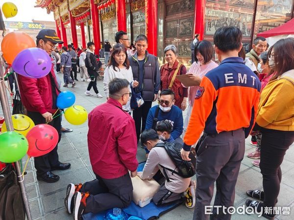 ▲台南消防局第六大隊土城消防分隊於大年初二及初三,在正統鹿耳門聖母廟舉辦防範一氧化碳中毒、防火及CPR宣導活動。(圖/記者林東良翻攝,下同)